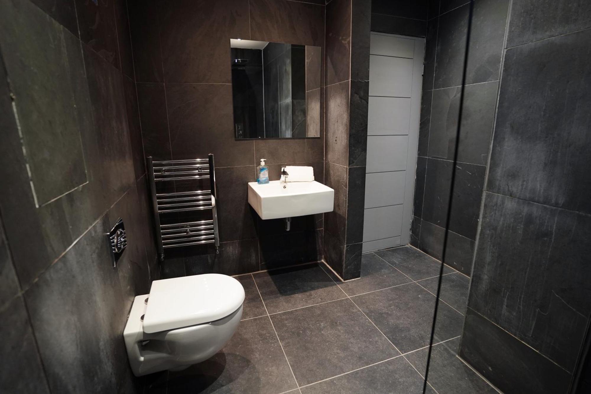 Nero Suite Sleeps Fourteen Manchester Exterior photo