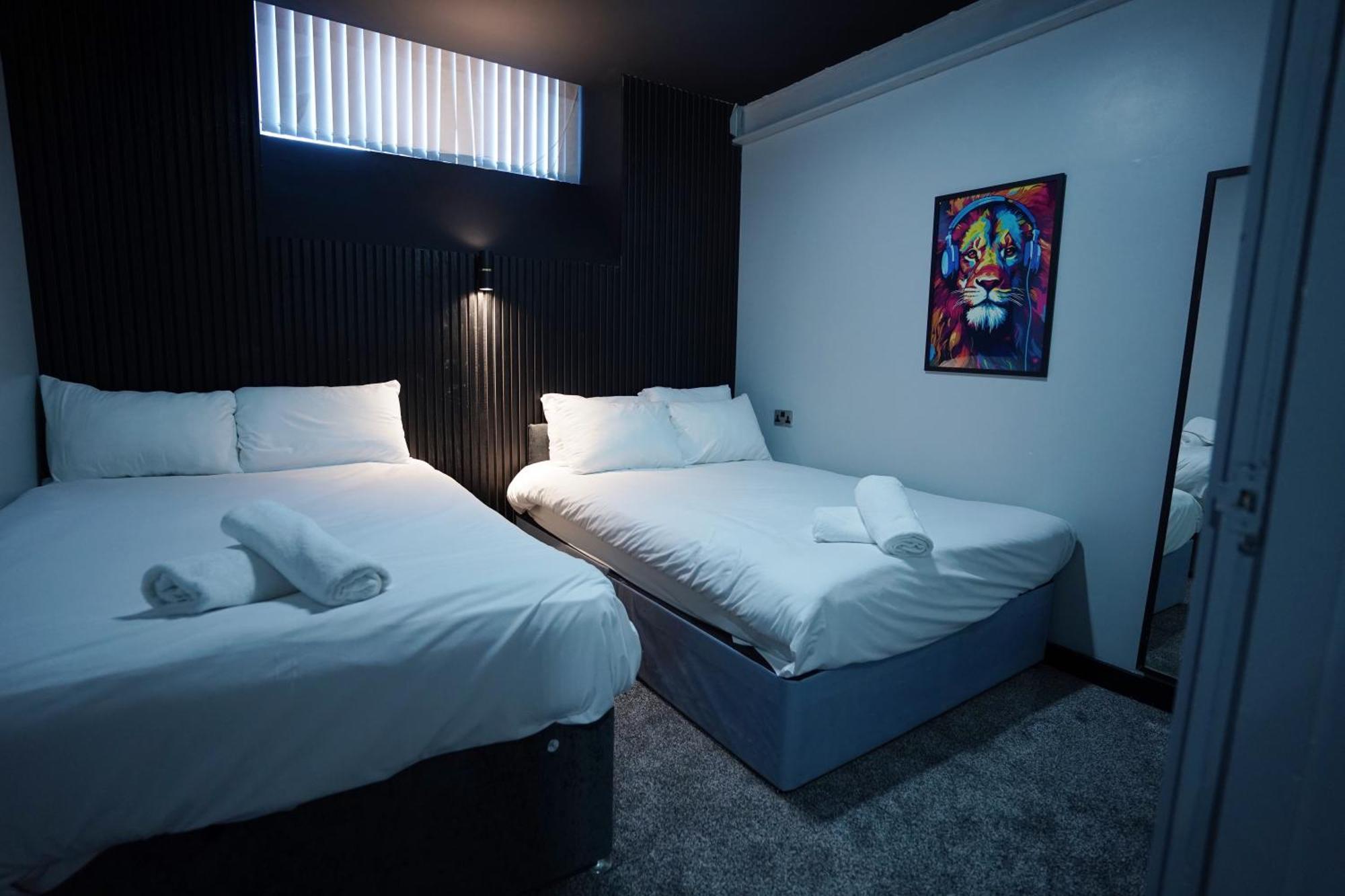 Nero Suite Sleeps Fourteen Manchester Exterior photo