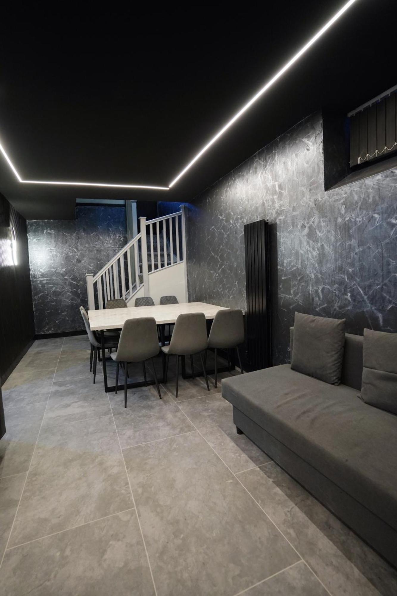 Nero Suite Sleeps Fourteen Manchester Exterior photo