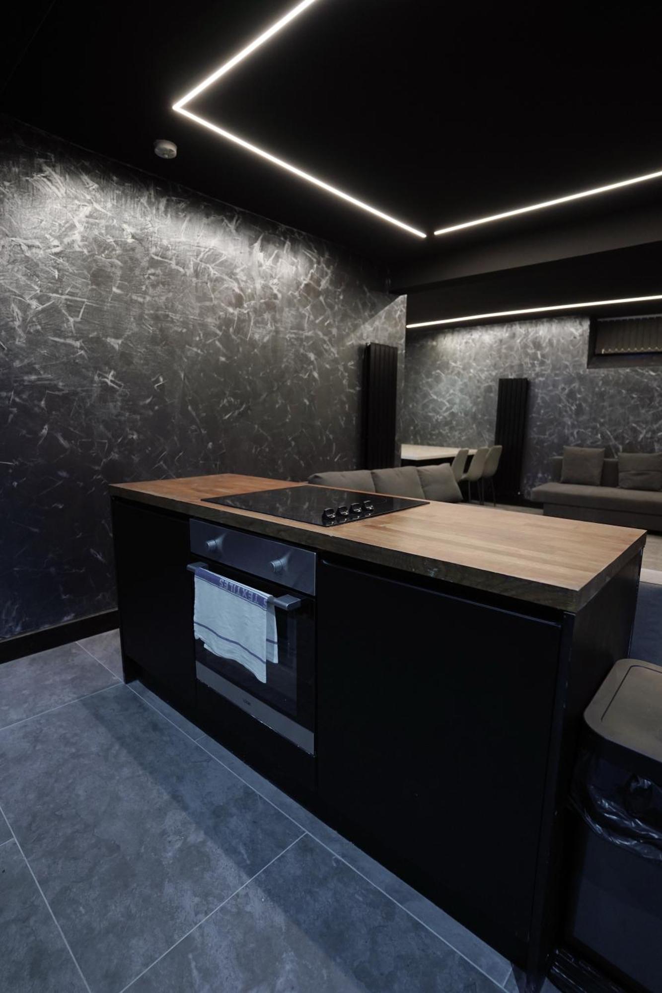 Nero Suite Sleeps Fourteen Manchester Exterior photo